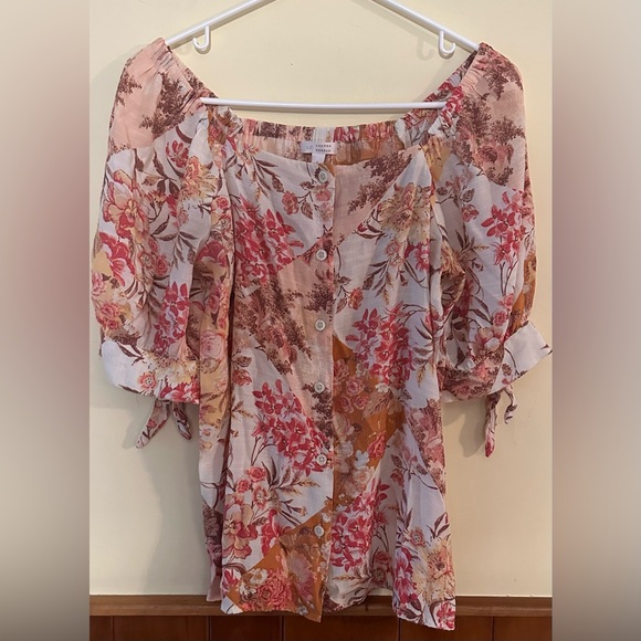 LC Lauren Conrad Tops - LAUREN CONRAD size SMALL cream with floral print buttoned up short sleeved top